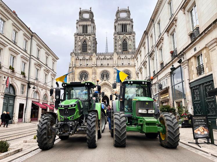 Une vingtaine de tracteurs se sont ensuite retrouvés sur le parvis de la cathédrale d'Orléans. 