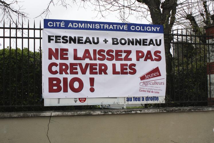 Devant la cité Coligny, les Jeunes agriculteurs ont brandi leurs revendications. 