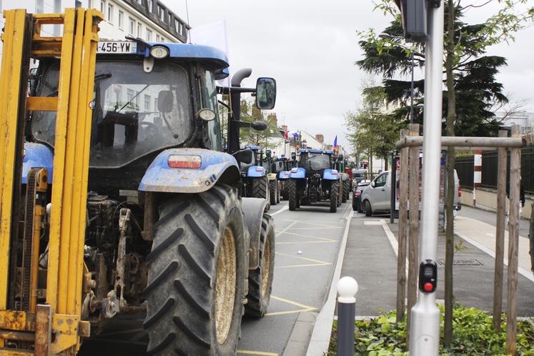 Mardi 2 avril, à Orléans. Une trentaine de tracteurs se sont rassemblés en fin de matinée devant la cité administrative de Coligny où une délégation de JA Centre-Val de Loire a été reçue à la Draaf. 