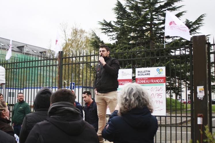 Clément Carteron, nouveau président de JA CVL face aux JA. 