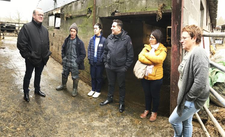 La prévention du mal-être en agriculture était le sujet de visites en février dernier dans le département. De g. à d. : Olivier Damaisin, Thierry Bezy, Carla Mailly, Amédée El Gharbi-Madelaine, Charlène Boullet et Marie-Claude Bezy.