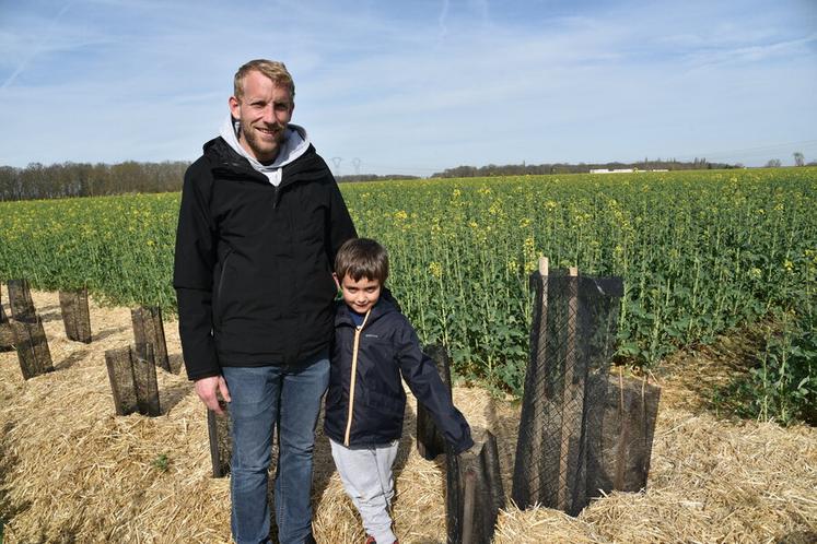 Pringy, mercredi 20 mars. Marc Allard et son fils Matthéo au milieu d'une des haies qui longe un chemin.