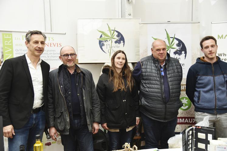 Coulommiers, samedi 23 mars. De g. à d. : le président de Planète chanvre, Franck Barbier, les agriculteurs Dominique collin, Émilie Proffit et Valéry Legendre, ainsi que Maxime Delorme, en charge de la production.