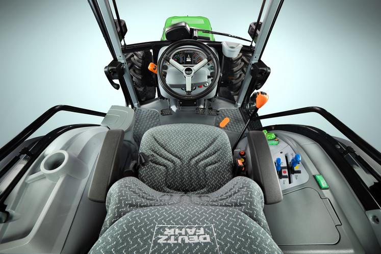 Associée au nouveau réservoir de carburant, la cabine confort à quatre montants de la série 5D version 2024 offre une visibilité accrue dans toutes les directions.