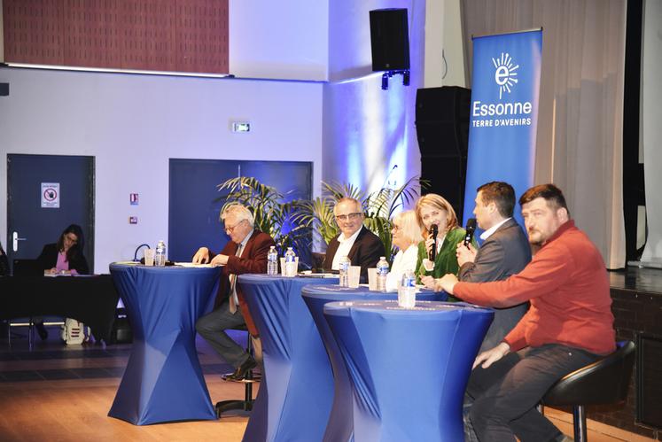 Mercredi 27 mars, lors des Rencontres agricoles départementales de l'Essonne, les participants de la première table ronde ont débattu des enjeux de transmission.