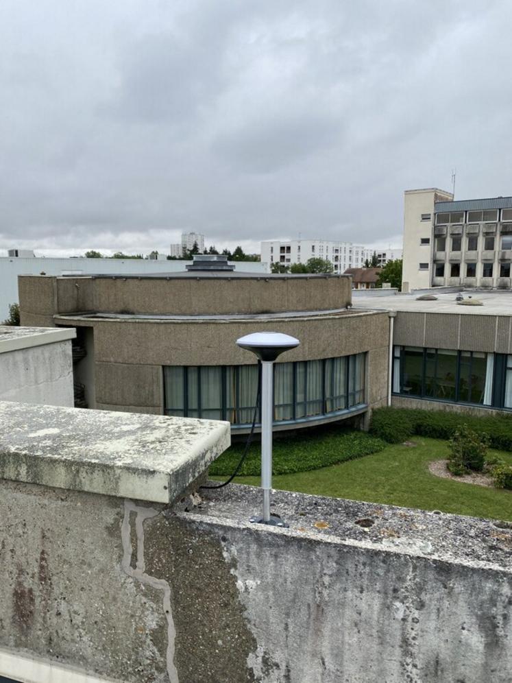 En Eure-et-Loir, une des bases RTK du réseau Centipède est installée sur le toit de la chambre d'Agriculture à Chartres. 