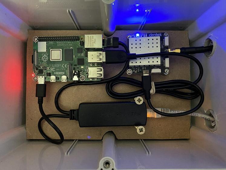 L'assemblage de l'antenne RTK est relativement simple à mettre en œuvre. 