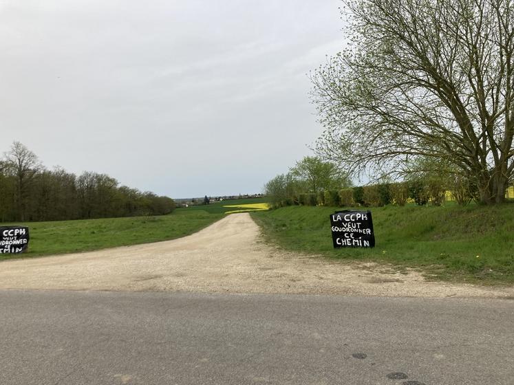 Les agriculteurs du Pays houdanais ont posté des panneaux pour dénoncer la bétonnisation des chemins dans le cadre du projet de liaison douce.