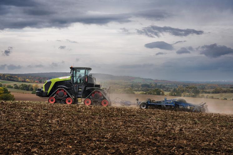 La cabine du Xerion, suspendue en quatre points, est très spacieuse et offre une excellente visibilité panoramique. Ici, la version Terra Trac, avec quatre chenilles triangulaires.