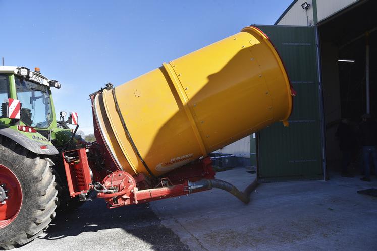 Le tonneau du Tomahawk 500 BXLM de chez Teagle. Un gros tuyau permet de pailler le poullailler à une distance de 80 mètres.