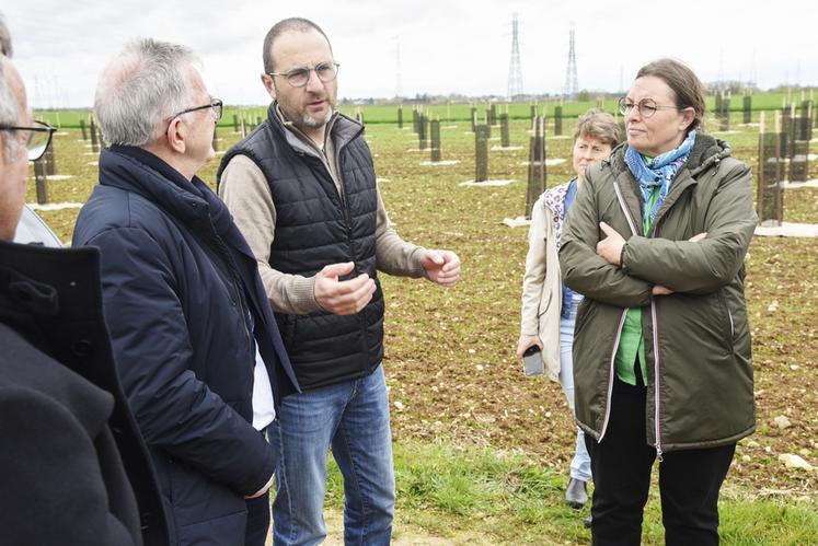 Vendredi 5 avril, à Ymonville. Le président de la Région, François Bonneau (à g.), s'est montré intéressé par l'apport de biodiversité du projet agroforestier de Fabien Eugène.