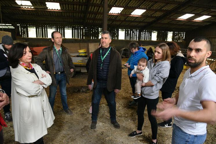 Vendredi 5 avril, à Coullons. En présence des élus syndicaux et de la chambre d'Agriculture, la préfète a pu discuter des problématiques rencontrées par le couple d'éleveurs de l'exploitation.