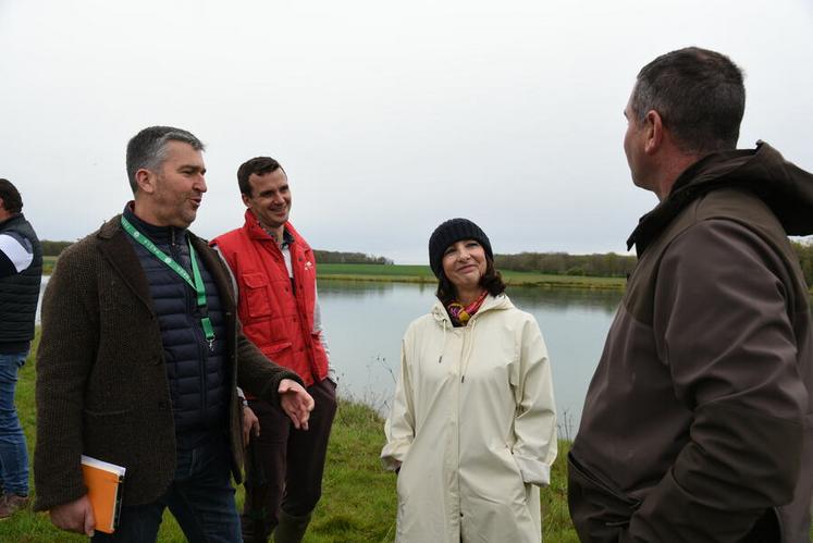 Grâce à sa réserve d'eau, Nicolas Gangloff a pu se diversifier avec une culture de graines d'oignon.