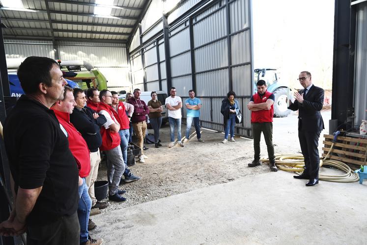 Lundi 8 avril, à Pouillé. Xavier Pelletier, préfet de Loir-et-Cher, a écouté les problématiques des Jeunes agriculteurs de Loir-et-Cher, sur l'exploitation de Benoît Bourry.