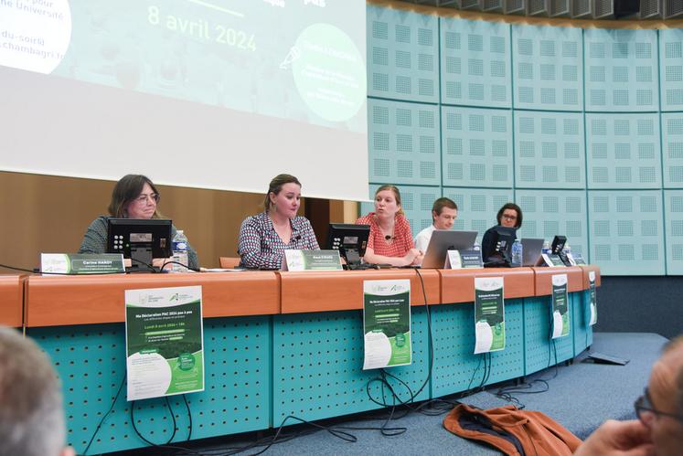 Lundi 8 avril, à Chartres. Carine Hardy et Maud Evrard, conseillères à la Chambre, aux côtés de Tristan Le Moigne et Anne-Laure Dufretel, de la DDT, ont détaillé la déclaration Pac 2024 lors des Universités du soir.