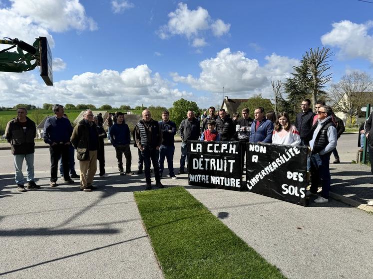 Mercredi 10 avril, les agriculteurs du syndicat de Houdan ont mené une opération escargot jusqu'au siège de la CCPH, à Maulette (Yvelines). 