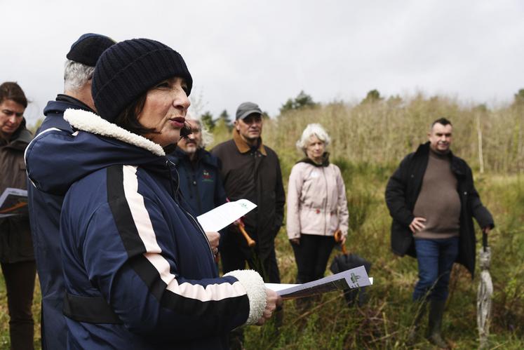 Mercredi 3 avril, en forêt domaniale. Sophie Brocas était très attentive aux échanges avec les représentants forestiers pour en apprendre plus sur la forêt.