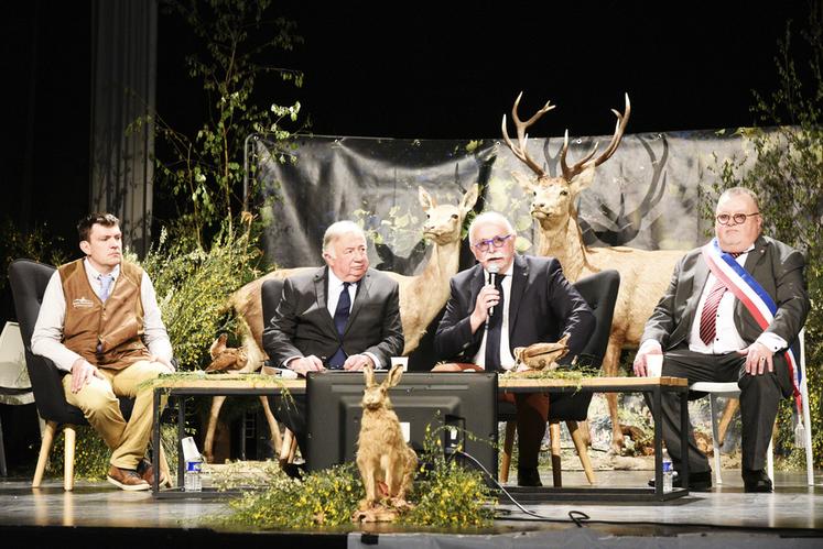Samedi 13 avril, à Sully-sur-Loire. Une partie de l'assemblée générale des chasseurs s'est tenue en présence du président du Sénat, Gérard Larcher (2e à g.).