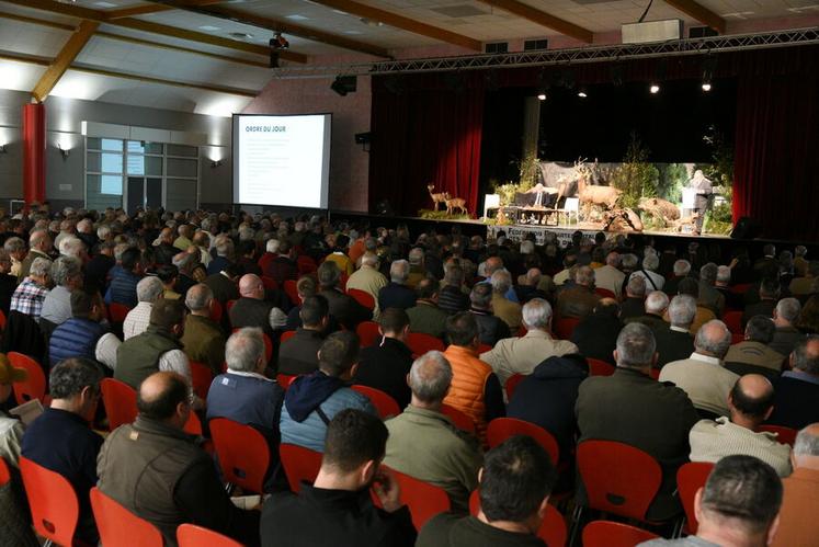 La salle était pleine. Près de 400 chasseurs sont venus participer à cette assemblée générale.