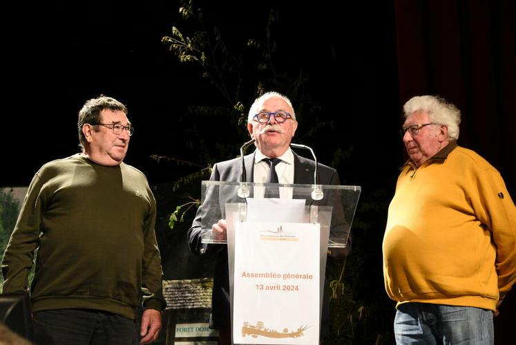 Maurice Lemoine (à g.) et Yves Lacroix (à d.) ont été médaillés par la FDC 45 en remerciement de leurs actions en faveur de la chasse.