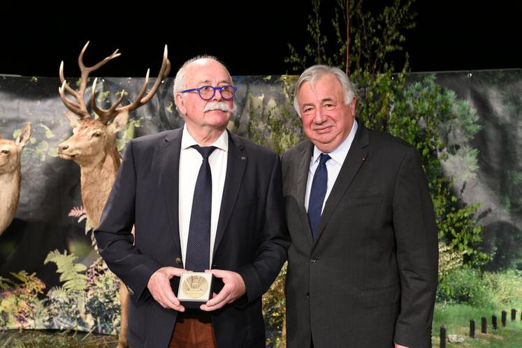 Pour clôturer l'assemblée générale, Gérard Larcher a remis une médaille du Sénat au président de la FDC 45, Alain Machenin.