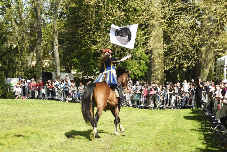 Les cavalières du Domaine des Écuyers ont livré un spectacle au public, portant haut le drapeau de la marque.