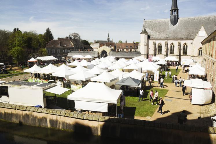 Samedi 13 avril, à Maintenon. Le superbe écrin de l'avant-cour du château a accueilli la quarantaine de producteurs de la marque Terres d'Eure-et-Loir.