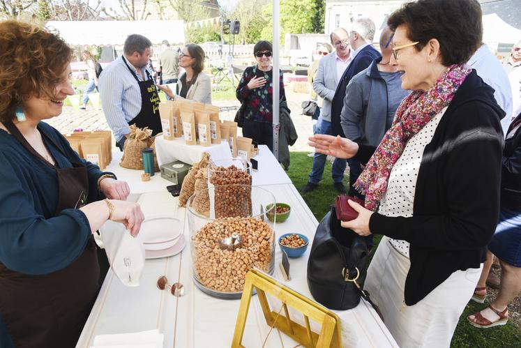 Placée à l'entrée du marché, la Noiseraie de Saint-Jacques créée par Axelle (à g.) et Guillaume Lefebvre, a rejoint la marque l'an passé.