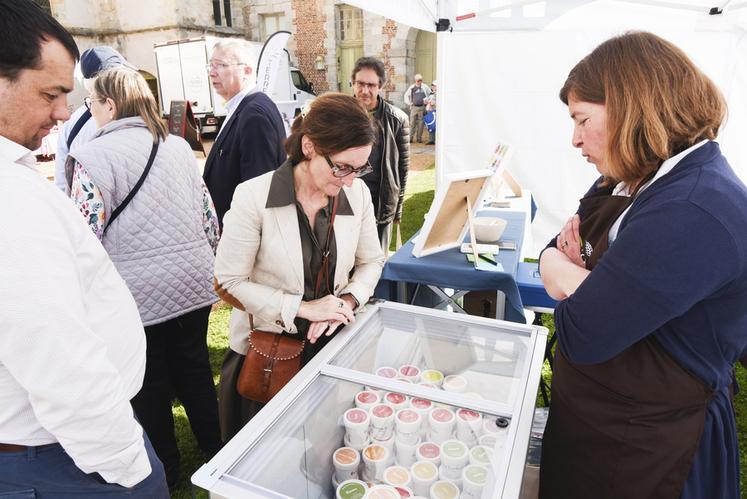 Comme beaucoup d'autres, la vice-présidente du conseil départemental, Christelle Minard, a été tentée par les produits de Beauce sorbets.