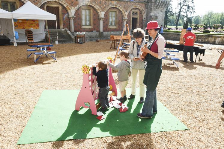 La cour intérieure du château offrait toute une série de jeux en bois pour les plus jeunes, animés par Hauts de Chartres animations.