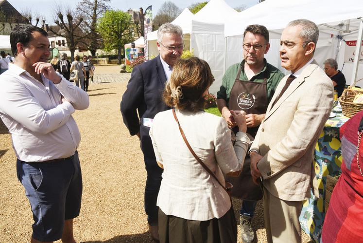 Le préfet d'Eure-et-Loir, Hervé Jonathan (à g.), a pris le temps de visiter chaque stand, s'enquérant des problématiques rencontrées par les producteurs.