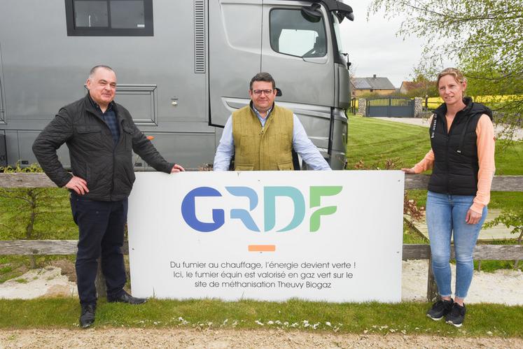 Le 11 avril, à Amilly. La co-associée de Jump Chartres 28, Mathilde Nodier, et le co-gérant du site de méthanisation Theuvy Biogaz, Jean-Baptiste Gouin (au c.), ont signé sous l'égide du délégué territorial de GRDF, Jean-Michel Vappereau, un partenariat pour valoriser le fumier équin.