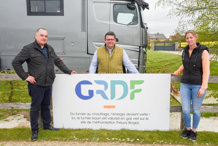 Le 11 avril, à Amilly. La co-associée de Jump Chartres 28, Mathilde Nodier, et le co-gérant du site de méthanisation Theuvy Biogaz, Jean-Baptiste Gouin (au c.), ont signé sous l'égide du délégué territorial de GRDF, Jean-Michel Vappereau, un partenariat pour valoriser le fumier équin.