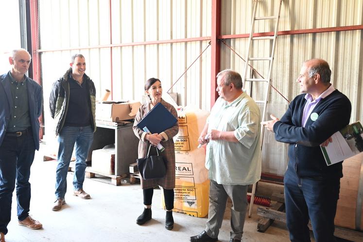 Vendredi 12 avril, à Saint-Romain-sur-Cher. Sophie Brocas, préfète de région, a visité la Cave coopérative des Coteaux romanais en présence d'Arnaud Lespagnol, président de la FNSEA Centre-Val de Loire, ainsi que des représentants du monde viticole loir-et-chérien.