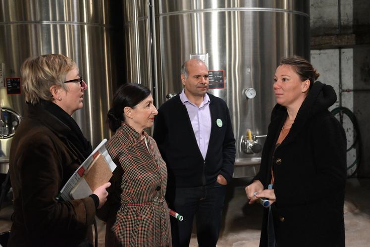 Sophie Brocas, préfète de région, échange avec Sylvette Morin, présidente de la Cave coopérative des Coteaux romanais. 