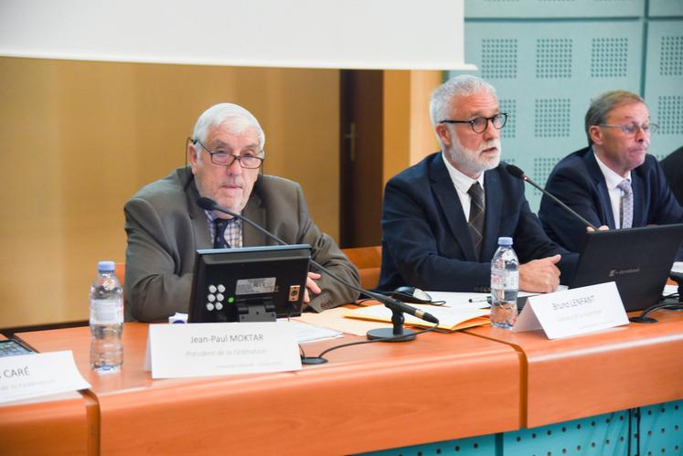 Samedi 13 avril, à Chartres. Jean-Paul Moktar (à g.) a présidé l'assemblée générale de la Fédération départementale des chasseurs, se réjouissant de la baisse de 50 % en deux ans des surfaces impactées par le gibier.