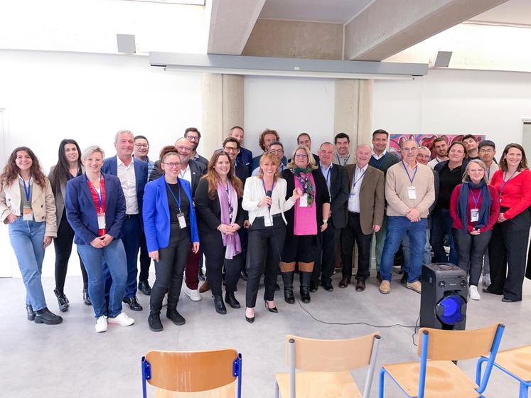 Mardi 16 avril, à Châteaudun. Les représentants des start-up et des partenaires ainsi que toute l'équipe du Campus Les champs du possible, réunis pour convaincre des investisseurs.