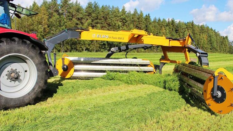 Le râteau faneur andaine le fourrage en le soulevant, limitant ainsi son salissement.