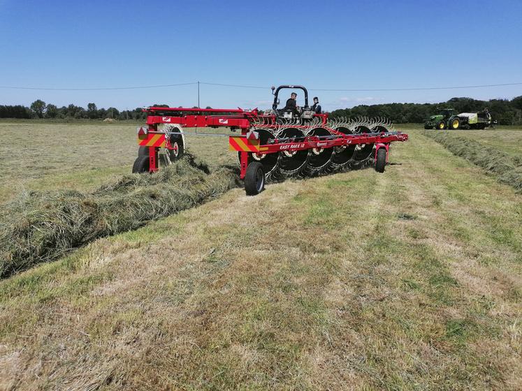 L'andaineur soleil donne accès à de gros débits de chantier avec un petit tracteur.