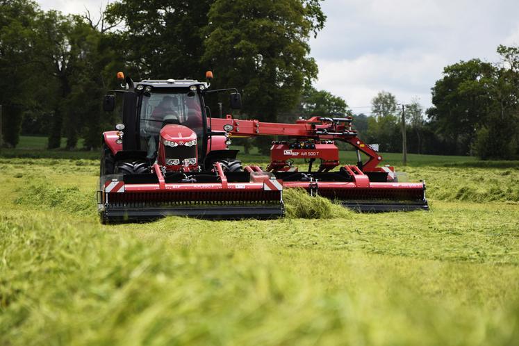 Les andaineurs à tapis sont les plus efficaces pour limiter l'incorporation de terre et de cailloux dans le fourrage.