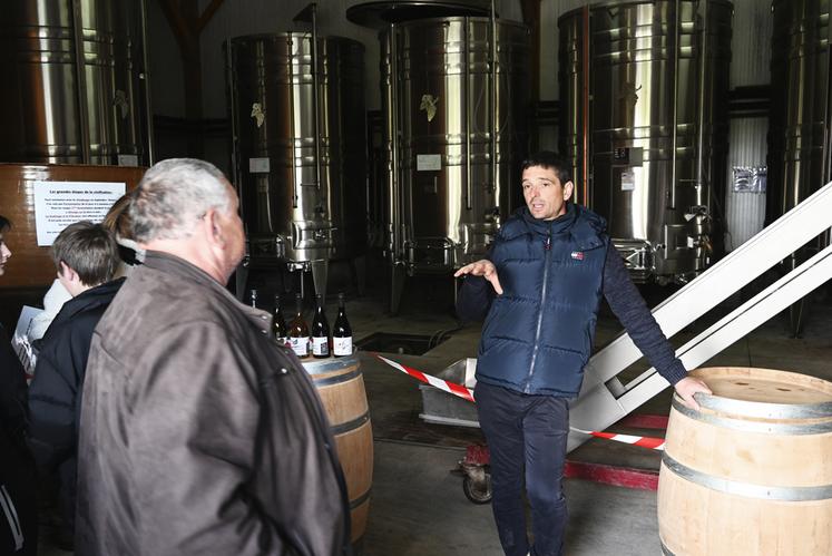 Damien Hahusseau, cogérant du Croc du Merle et en charge de l'activité viticole, a expliqué son métier de vigneron aux visiteurs.