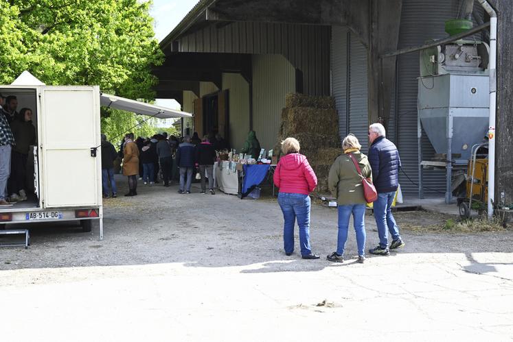 Un marché de producteurs a permis aux visiteurs de se procurer des produits locaux, notamment des produits à base de viande de cervidés et du miel.