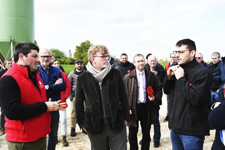 Vendredi 19 avril, à Saint-Léonard-en-Beauce. Fabien Bourgueil, président de JA 41 (à g.), et Nicolas Léger, aviculteur (à d.), ont évoqué les difficultés de la filière avicole au sein du département lors de la visite de Marc Fesneau, ministre de l'Agriculture (au c.).