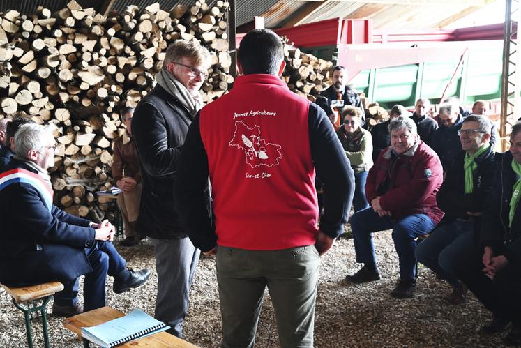 Lors d'un moment d'échanges avec les membres du syndicat JA 41, Marc Fesneau a abordé différents sujets comme le classement des cours d'eau, les phytosanitaires, la loi d'orientation agricole ou encore les déclarations Pac.  