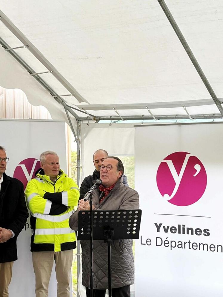 Pierre Bédier, président du conseil départemental des Yvelines, a salué la « prise de risques » des six agriculteurs. Dans un contexte où les finances publiques sont contraintes, il a souligné la nécessité de « trouver des véhicules pour nous permettre d'investir encore davantage dans la transition énergétique ».