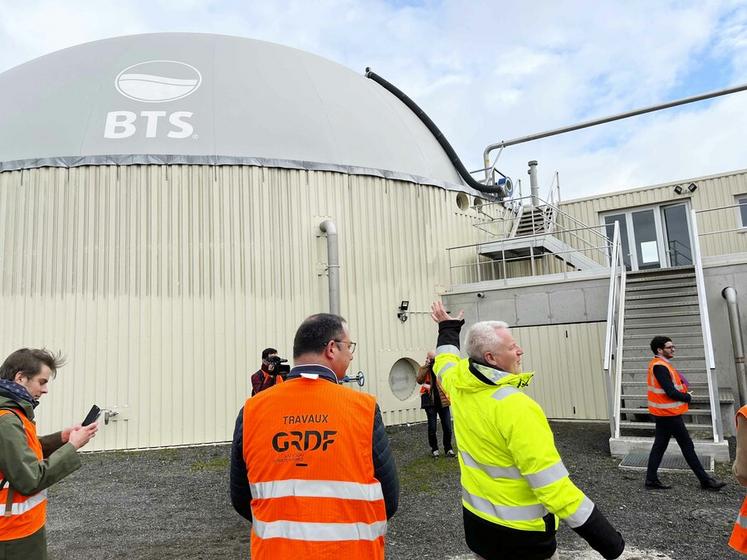 La matinée s'est poursuivie par la visite guidée du site, ici par Christophe Hillairet, l'un des six associés, président de la chambre d'Agriculture de région Île-de-France.