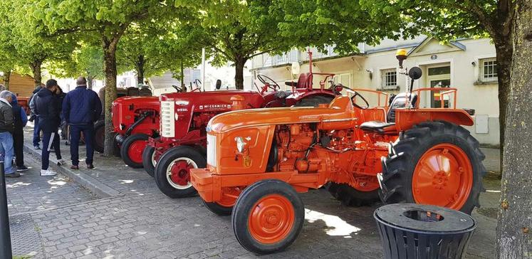Non loin de la fête foraine, des tracteurs anciens étaient exposés.