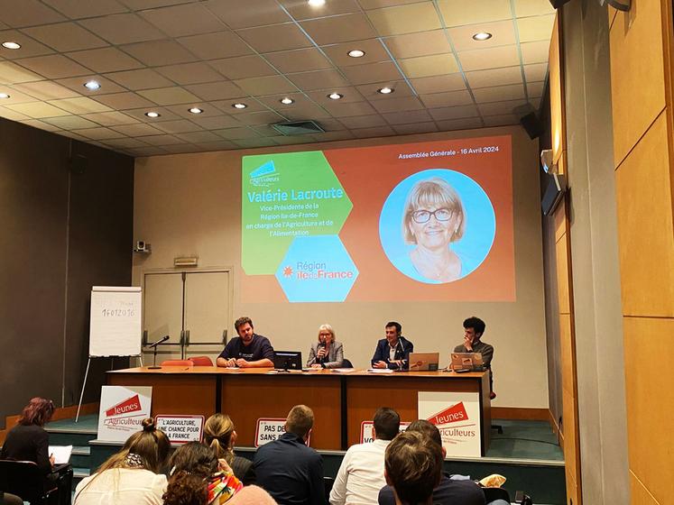 Paris, mardi 16 avril. La vice-présidente de la Région Île-de-France, Valérie Lacroute, a participé aux travaux de l'assemblée générale de JA région Île-de-France.