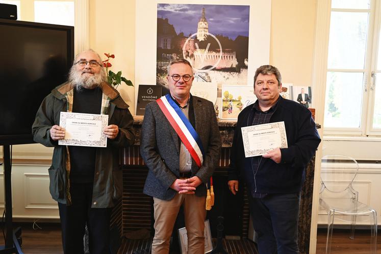 Patrick Montanaro, à g., retraité et ancien CPE au lycée agricole de Montoire ainsi que François-Xavier Rone, à d., agriculteur et président de la FNSEA 41 ont reçu le mérite agricole de la main de Laurent Brillard, au c., maire de Vendôme. 