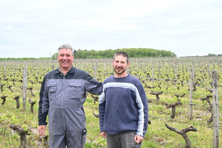 Alain et Baptiste Chéry, tous les deux vignerons du domaine de la Champinière seront heureux d'accueillir les visiteurs lors de leurs portes ouvertes les samedi 18, dimanche 19 et lundi 20 mai prochains. 